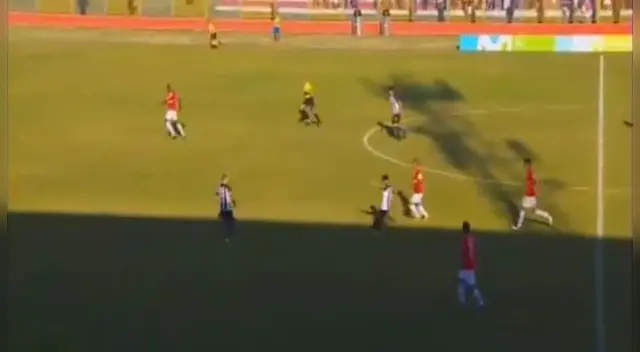 Maxi Lemos marcó un golazo de media cancha en el Alianza Lima vs Unión Comercio. Maxi Lemos marcó un golazo de media cancha en el Alianza Lima vs Unión Comercio.