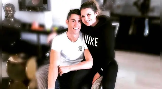 Cristiano Ronaldo junto a su hermana, la también cantante Katia Aveiro. Cristiano Ronaldo junto a su hermana, la también cantante Katia Aveiro.
