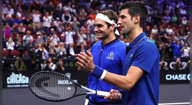 Novak Djokovic y su casual pelotazo a Roger Federer 