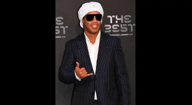 Ronaldinho siempre llamando la atención con su vestimenta. Ronaldinho siempre llamando la atención con su vestimenta.