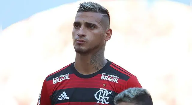 Miguel Trauco, durante la entonación del himno antes del Flamengo vs. Atlético Mineiro. Miguel Trauco, durante la entonación del himno antes del Flamengo vs. Atlético Mineiro.