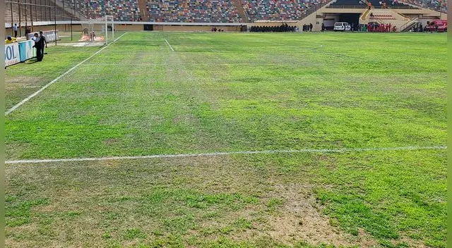 Estadio Monumental: el campo se encuentra en mal estado. 