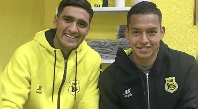 Nelson Cabanillas posa tras firmar contrato profesional con San Luis de Quillota. Joel Rodríguez, de amarillo, lo acompaña en la foto. Nelson Cabanillas posa tras firmar contrato profesional con San Luis de Quillota. Joel Rodríguez, de amarillo, lo acompaña en la foto.