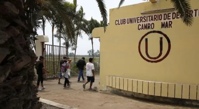 Un aproximado de 30 hinchas ingresaron al complejo deportivo Campo Mar y dialogaron con los jugadores de Universitario tras las prácticas. Un aproximado de 30 hinchas ingresaron al complejo deportivo Campo Mar y dialogaron con los jugadores de Universitario tras las prácticas.