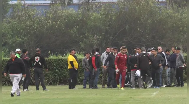 Hinchas de Universitario interrumpieron práctica merengue en Campo Mar Hinchas de Universitario interrumpieron práctica merengue en Campo Mar