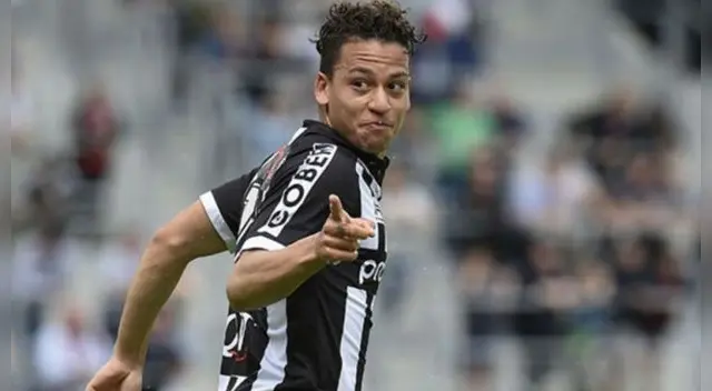 Cristian Benavente aprovechó un rebote que dejó el arquero del Lokeren en el área chica y empujó el balón para el 1-0 Cristian Benavente aprovechó un rebote que dejó el arquero del Lokeren en el área chica y empujó el balón para el 1-0