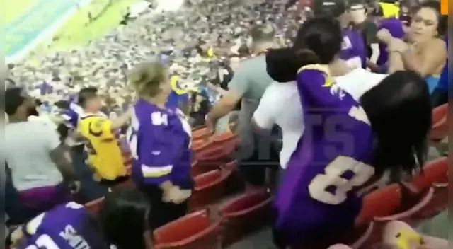 El caos y el desorden reinaron en las tribunas del estadio Los Ángeles Memorial Coliseum durante un partido de la NFL.