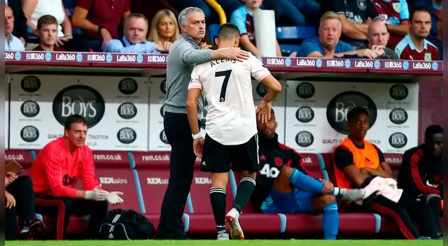 Alexis Sánchez volvió a quedar fuera de la lista de convocados por José Mourinho. Alexis Sánchez volvió a quedar fuera de la lista de convocados por José Mourinho.