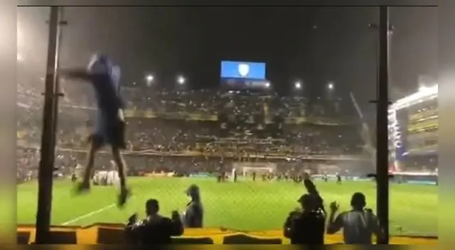 Preciso instante en que aficionado se cae del alambrado de La Bombonera. Preciso instante en que aficionado se cae del alambrado de La Bombonera.