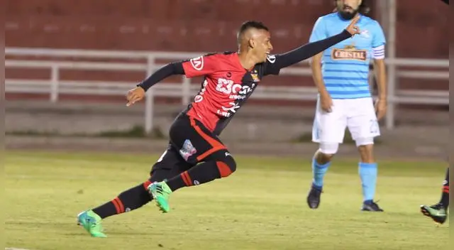 Golazo del ‘Pato’ Arce para poner arriba a Melgar sobre Sporting Cristal Golazo del ‘Pato’ Arce para poner arriba a Melgar sobre Sporting Cristal
