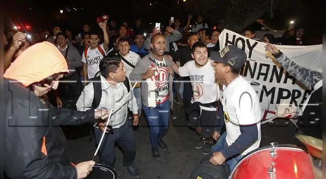 Universitario vs Sport Huancayo: hinchas cremas realizaron banderazo en la concentración de su equipo | VIDEO