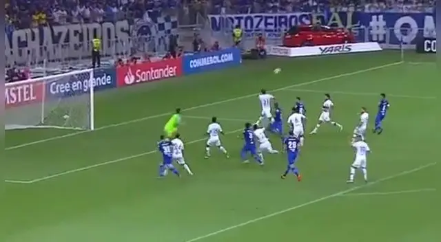  Cruzeiro detuvo el grito de gol porque el árbitro les anuló un tanto por una falta de Dedé. Foto: Captura