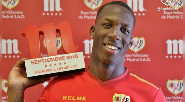 Luis Advíncula posa con el premio a Mejor Jugador de Septiembre del Rayo Vallecano Luis Advíncula posa con el premio a Mejor Jugador de Septiembre del Rayo Vallecano