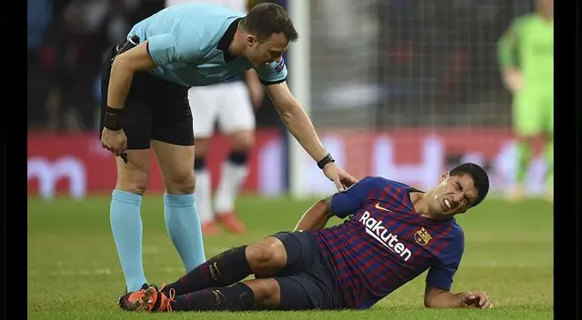 Luis Suárez se lamenta un golpe durante el Tottenham-Barcelona en Wembley. Luis Suárez se lamenta un golpe durante el Tottenham-Barcelona en Wembley.