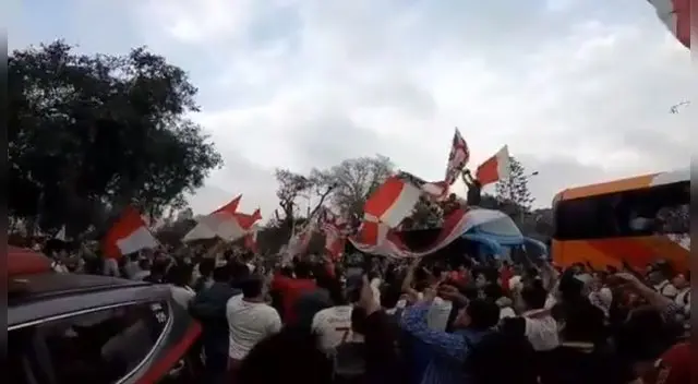Universitario vs Sport Huancayo: ¡Impresionante! Hinchas de Universitario realizan incríble banderazo en hotel.