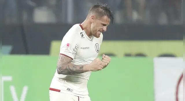 Germán Denis, durante el partido entre Universitario y Sport Huancayo.