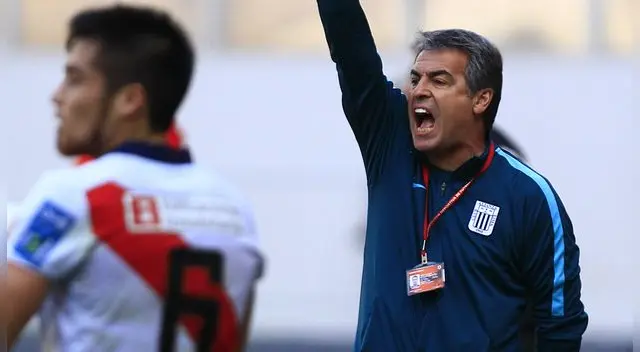 Pablo Bengoechea da una indicación durante un partido entre Alianza Lima y Municipal. Pablo Bengoechea da una indicación durante un partido entre Alianza Lima y Municipal.