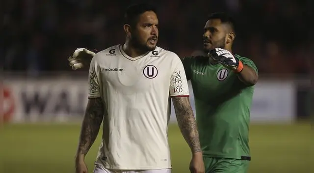 Juan Vargas y Raúl Fernández, durante un partido de Universitario.