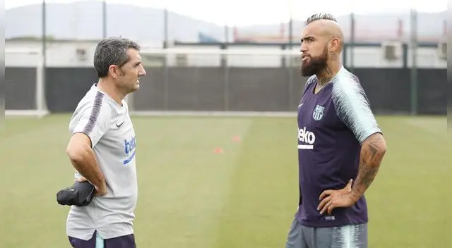 Ernesto Valverde y Arturo Vidal, durante un entrenamiento del Barcelona. Ernesto Valverde y Arturo Vidal, durante un entrenamiento del Barcelona.