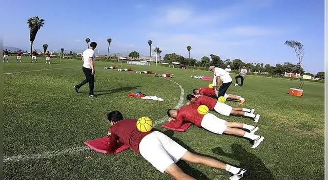 Universitario: cremas dibujan polémica figura en sus entrenamientos en Campo Mar Universitario: cremas dibujan polémica figura en sus entrenamientos en Campo Mar