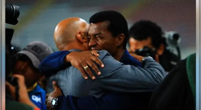 Fox Sports Radio Perú: Julio César Uribe y Roberto Mosquera protagonizaron insólito momento que casi termina en beso │ VIDEO