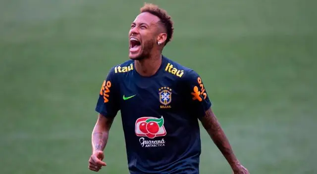 Selección Brasileña: Neymar le hace dos "huachas" a Filipe Luis y recibe pelotazo [VIDEO]