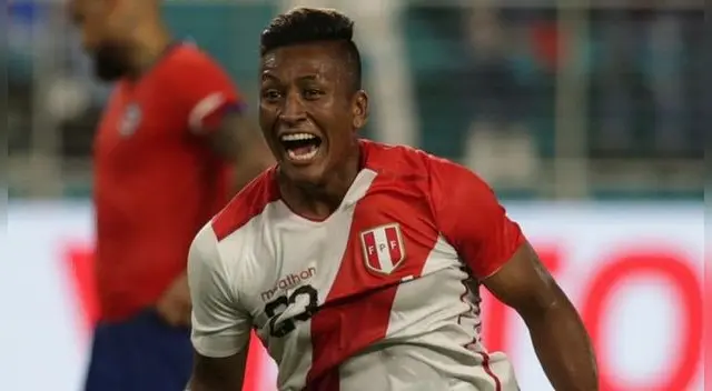 Pedro Aquino celebra uno de sus goles con la Selección Peruana a Chile.