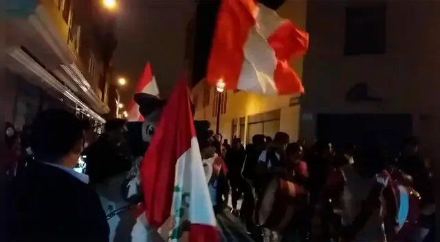 Perú vs Chile: Hinchas peruanos celebran en las calles la goleada por 3-0 │ VIDEO