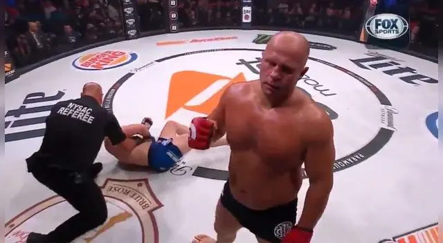 Fedor Emelianenko derrotó a Chael Sonnen en el Bellator 208 y pasó a la final del Grand Prix. Fedor Emelianenko derrotó a Chael Sonnen en el Bellator 208 y pasó a la final del Grand Prix.