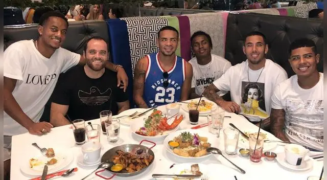 André Carrillo y algunos seleccionados disfrutan de un merecido descanso luego del triunfo peruano