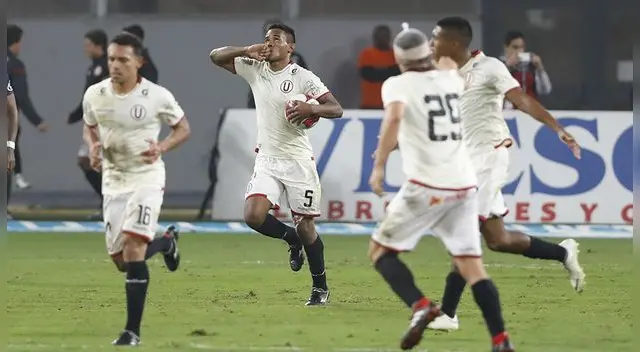 Jersson Vásquez celebra un gol con Universitario.