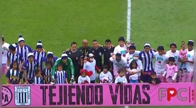Los jugadores del Sport Boys y Alianza Lima se sumaron a una campaña contra el cáncer previo al partido. Los jugadores del Sport Boys y Alianza Lima se sumaron a una campaña contra el cáncer previo al partido.