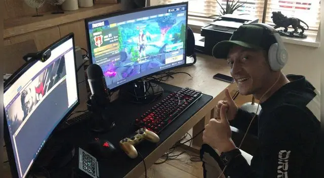 El talentoso futbolista demostró que no solo es hábil con la pelota, sino que también lo es en los videojuegos El talentoso futbolista demostró que no solo es hábil con la pelota, sino que también lo es en los videojuegos