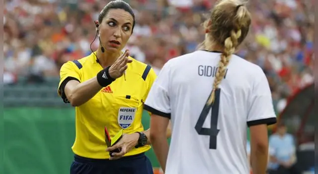 Fútbol Argentino: Conoce a Salomé Di Iorio, la mujer árbitro que está de 'moda' Fútbol Argentino: Conoce a Salomé Di Iorio, la mujer árbitro que está de 'moda'