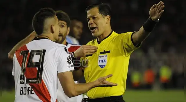 Víctor Hugo Carrillo en el partido entre River Plate y Gremio. | Foto: @SC_ESPN