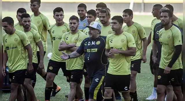 Diego Armando Maradona incentiva a jugadores de Dorados de Sinaloa con sorteos