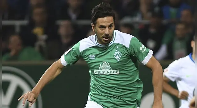 Claudio Pizarro y Werder Bremen van por la punta de la Bundesliga.