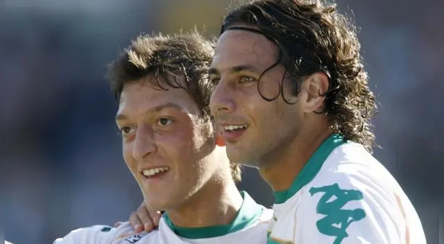 Mesut Özil a Claudio Pizarro: "Le tengo un gran respeto, el hecho de que aún juegue a los 40 años es realmente increíble"