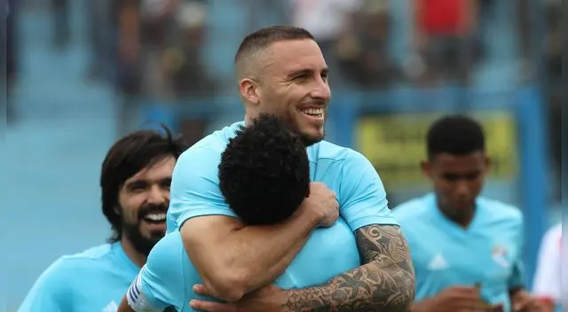 Sporting Cristal: Emanuel Herrera reveló cómo eligen quién patea los tiros libres en el cuadro rimense Sporting Cristal: Emanuel Herrera reveló cómo eligen quién patea los tiros libres en el cuadro rimense