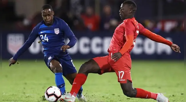 Luis Advíncula y Jonathan Amon luchando el balón en amistoso entre Perú y Estados Unidos. Foto: FPF Luis Advíncula y Jonathan Amon luchando el balón en amistoso entre Perú y Estados Unidos. Foto: FPF