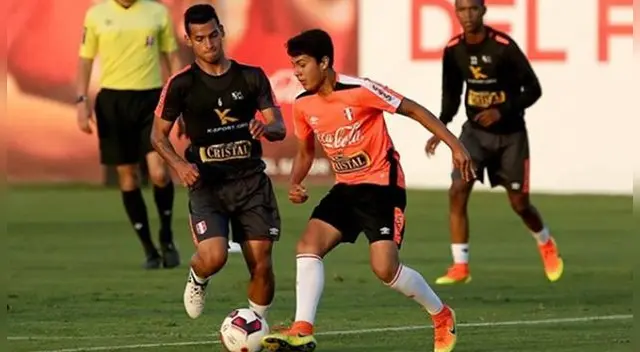Jairo Concha enfrentando a la Selección Peruana adulta en la Videna. 