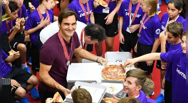 Roger Federer celebró su título 99 comiendo pizza con niños Roger Federer celebró su título 99 comiendo pizza con niños