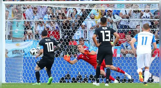 Si un portero ataja el penal, el jugador ya no podría anotar en un rebote tras un rebote largo. 