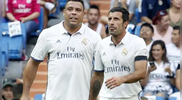 Luís Figo y Ronaldo en partido de exhibición con camiseta de Real Madrid. 