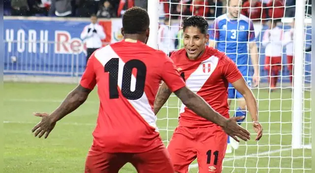 Jefferson Farfán y Raúl Ruidíaz pueden jugar juntos en el ataque de la Selección Peruana. Jefferson Farfán y Raúl Ruidíaz pueden jugar juntos en el ataque de la Selección Peruana.