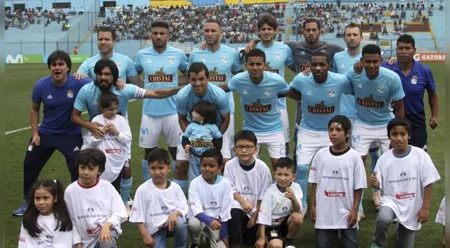 Sporting Cristal: club 'celeste' modifica su escudo a los 62 años de historia Sporting Cristal: club 'celeste' modifica su escudo a los 62 años de historia