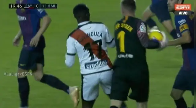 Luis Advíncula y el encontrón que tuvo con Ter Stegen. Luis Advíncula y el encontrón que tuvo con Ter Stegen.