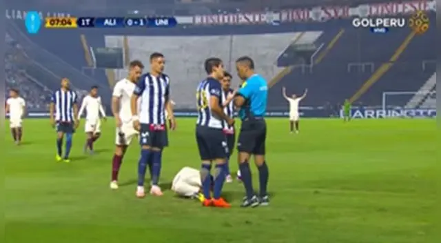 Alianza Lima vs Universitario: Luis Garro comete dura falta sobre Alberto Quintero. Alianza Lima vs Universitario: Luis Garro comete dura falta sobre Alberto Quintero.