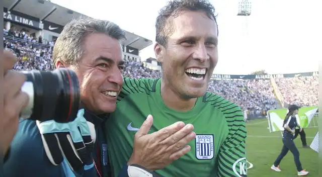 Pablo Bengoechea y Leao Butrón celebran el título nacional de Alianza Lima en el 2017.