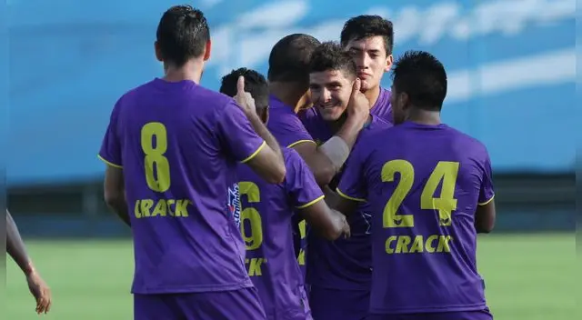 Jeremías Bogado celebra un gol de Comerciantes Unidos junto a sus compañeros.